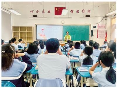 临平区青春期健康教育讲师胡彩霞在临平区第一中学805班讲课。