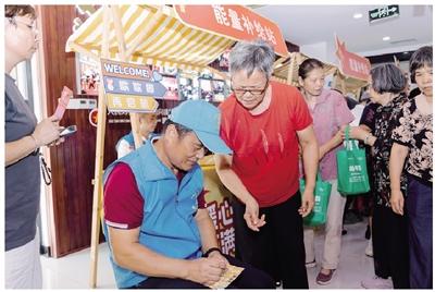 “桥姥爷”协助社区开展趣味活动。