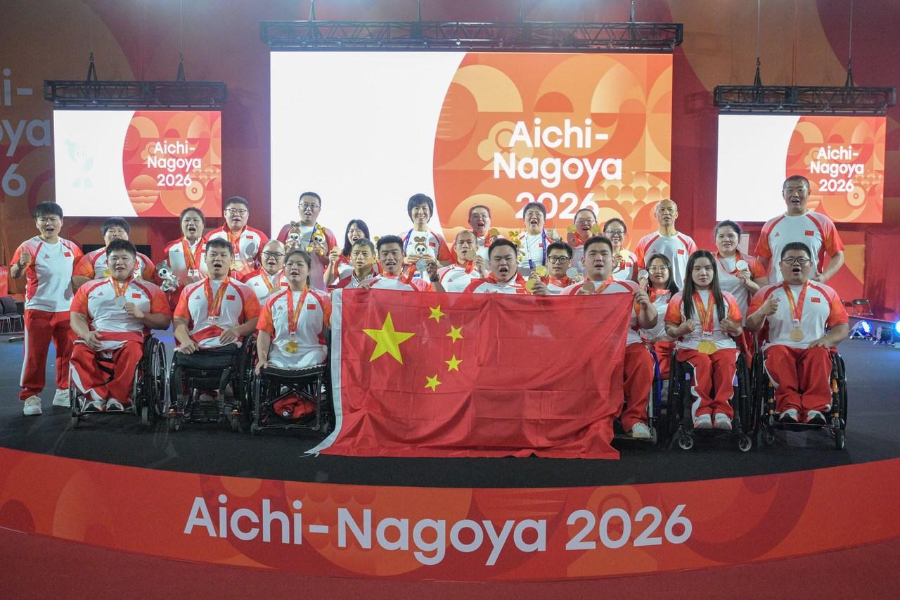 10月24日,在爱知·名古屋亚残运会举重混合团体铜牌赛中,中国队获得季军。后排左三为谭玉娇。据新华社